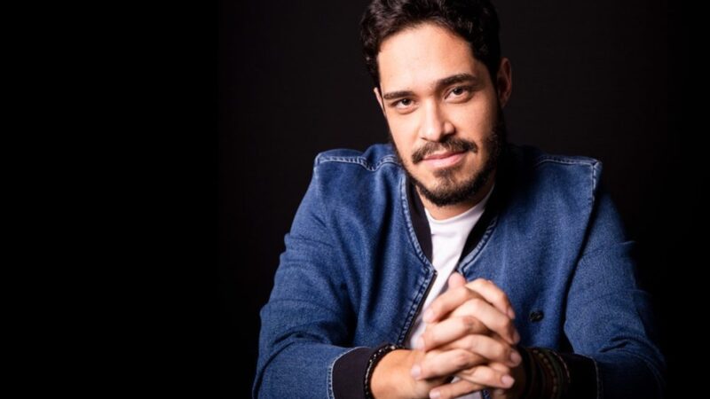 Diogo Almeida apresenta “Especial Mês dos Professores” no Qualistage