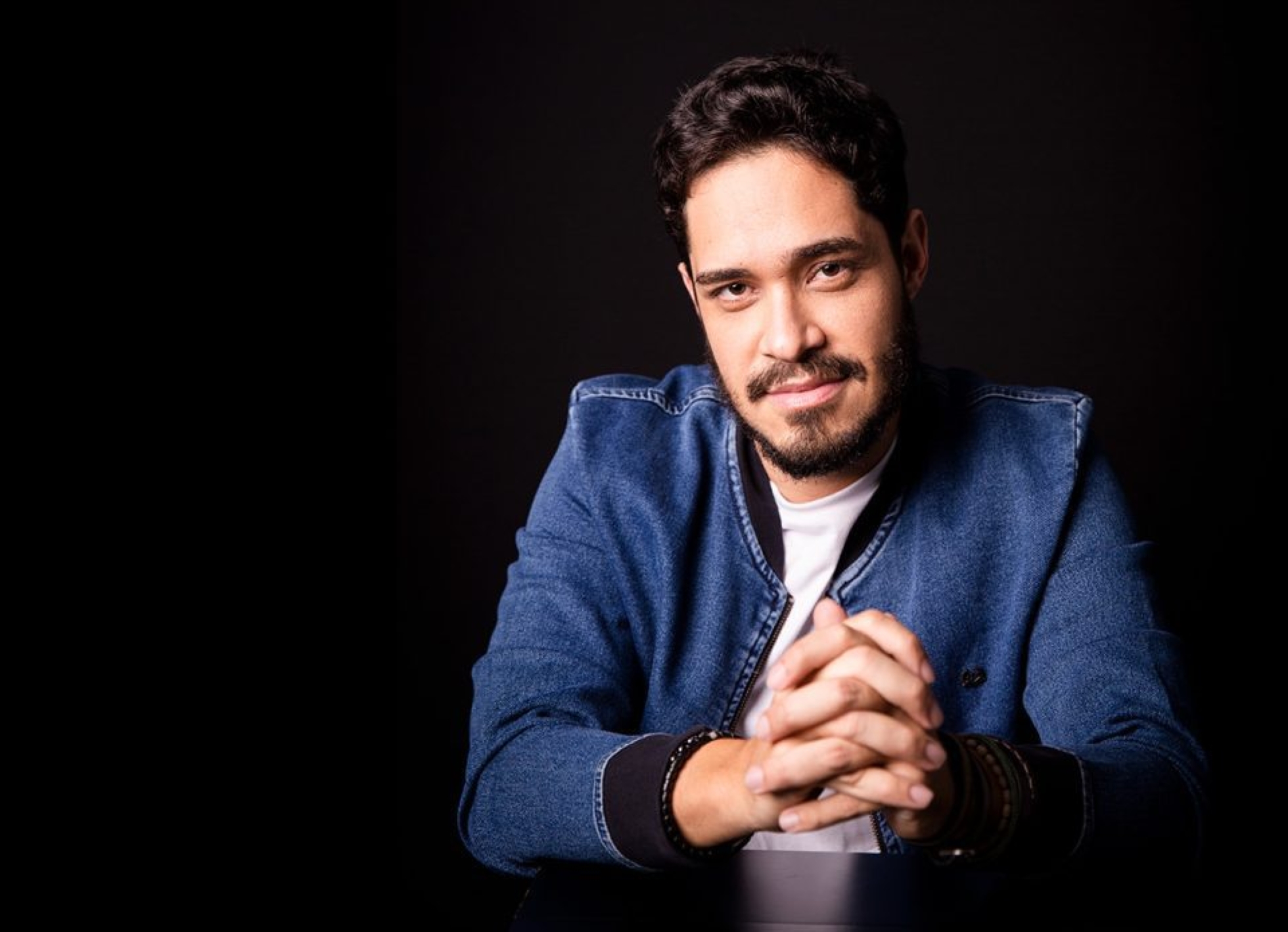 Diogo Almeida apresenta “Especial Mês dos Professores” no Qualistage