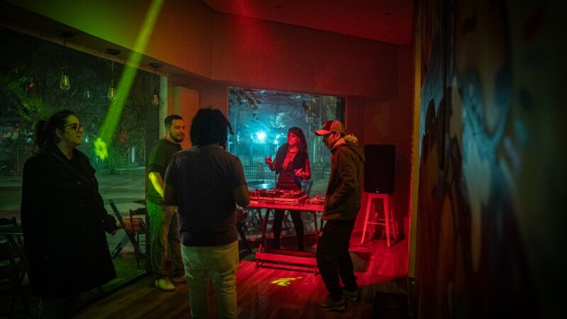 Seu Bigode Bar reinaugura com arte e música em Pinheiros