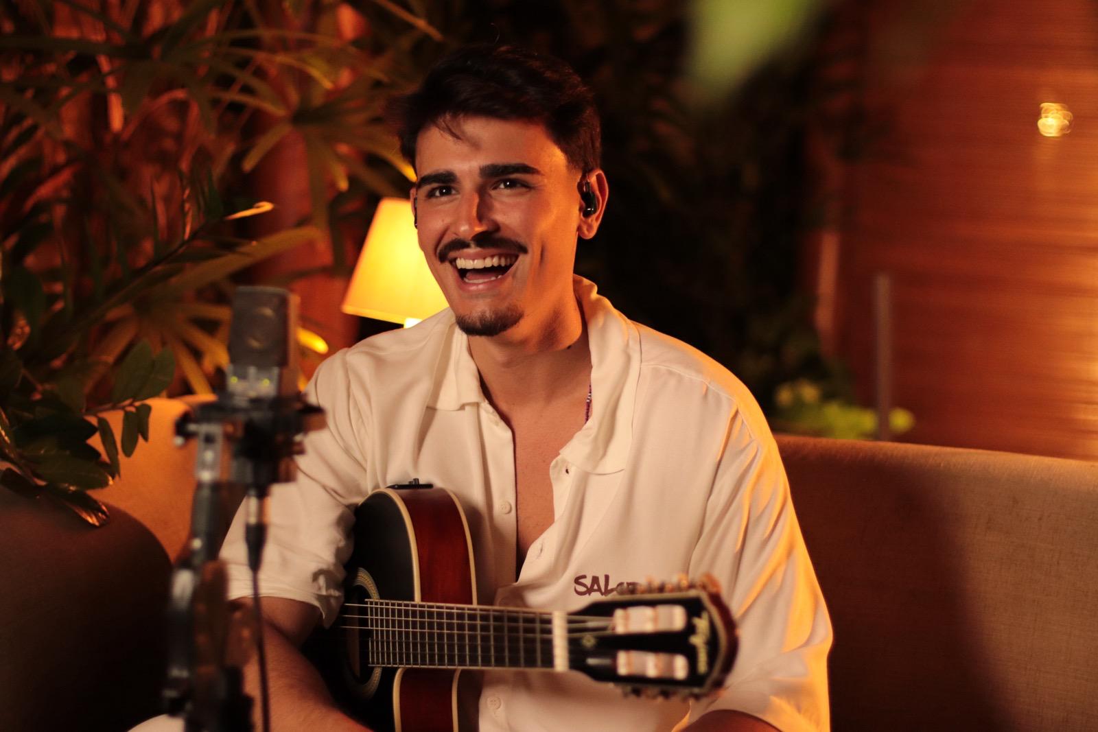 Jhaca faz pocket show gratuito no Shopping Center Lapa