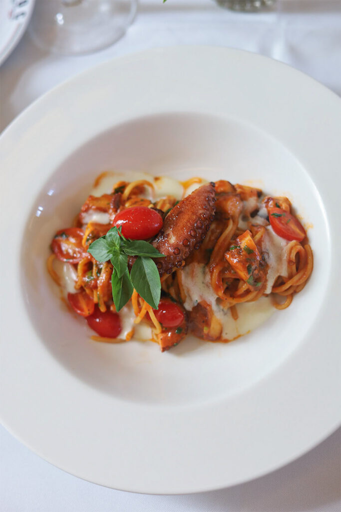 Spaghetti-al-Ragu-di-Polpo-DOC-TRATTORIA-683x1024 Rapidinhas Culturais (05 de outubro de 2025)