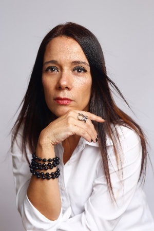 Paula Valéria Andrade lança “AWARE” com lirismo e arte