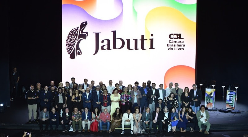 Ruy Castro vence o Prêmio Jabuti 2025 com livro sobre Tom Jobim