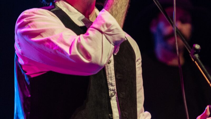 Tributo a Belchior emociona Fortaleza com André Abreu e Vannick