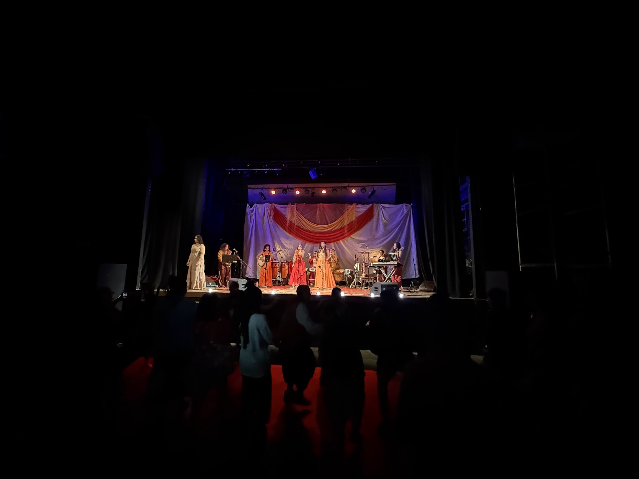 Banda Oyáladê celebra a força feminina no Teatro Cacilda Becker