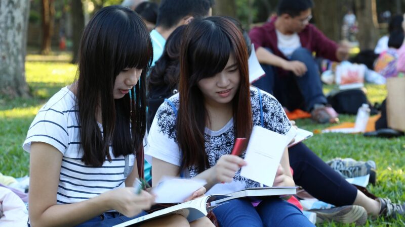 Clubes de livro impulsionam cultura e bem-estar nas empresas