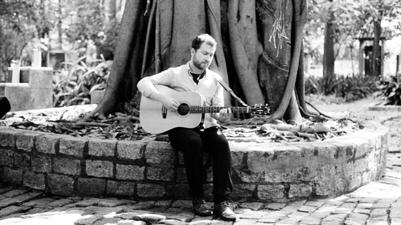 Pedro Vulpe lança “MAYFLY”, EP folk sobre coragem e voo artístico