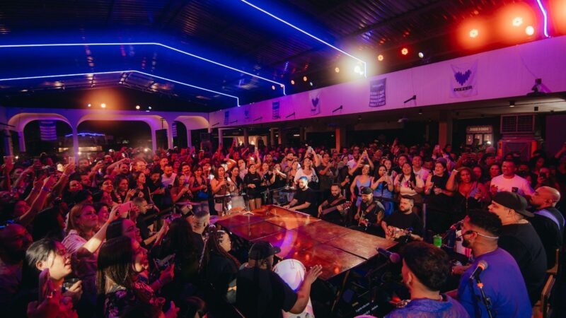 Grupo Menos é Mais brilha na 2ª edição do Purple Door da Deezer