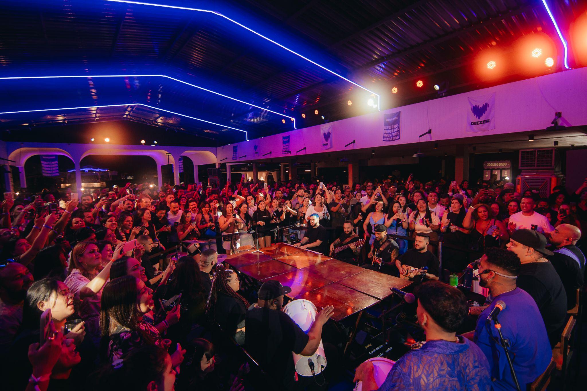 Grupo Menos é Mais brilha na 2ª edição do Purple Door da Deezer