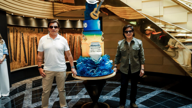 🎤 Chitãozinho & Xororó emocionam fãs na chegada ao Navio CH&X com coro de “Evidências”