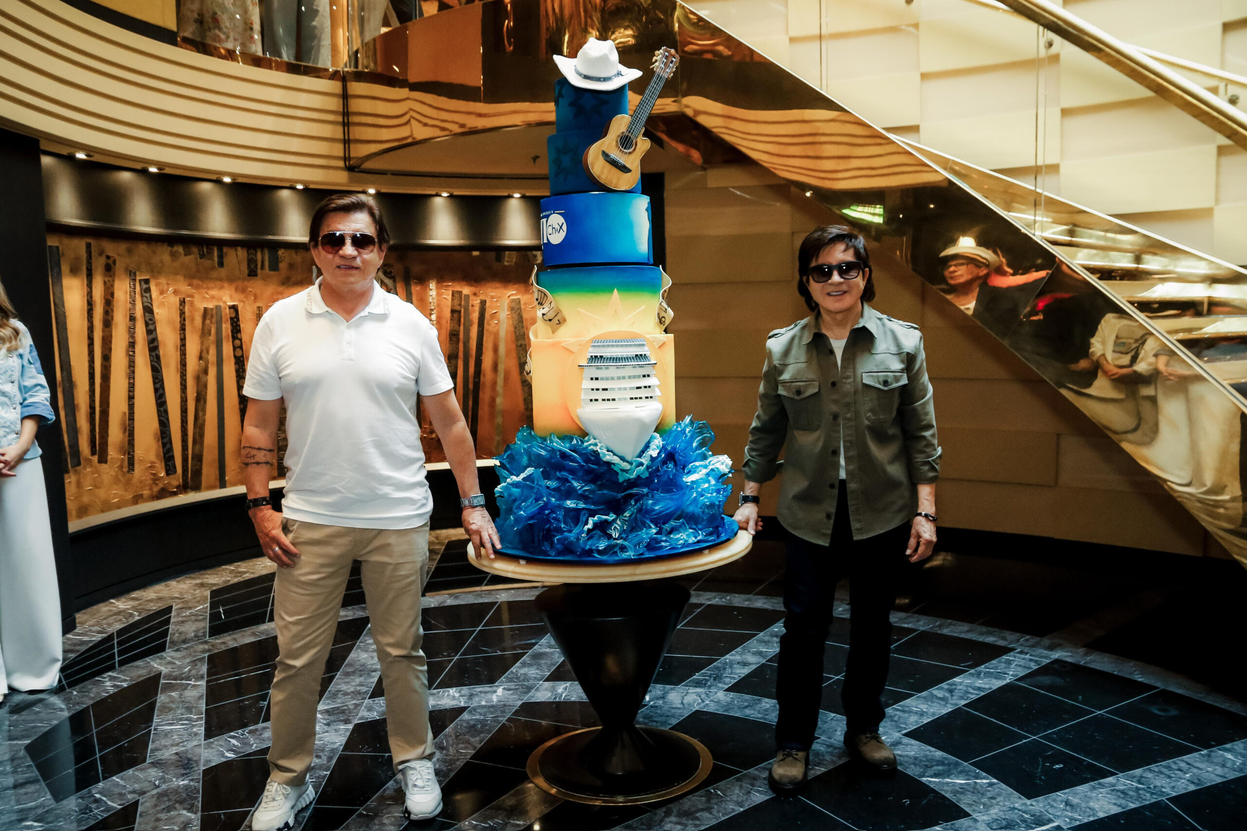 🎤 Chitãozinho & Xororó emocionam fãs na chegada ao Navio CH&X com coro de “Evidências”