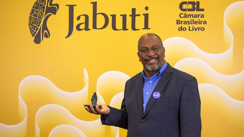 Professor do Mackenzie vence Prêmio Jabuti em Educação