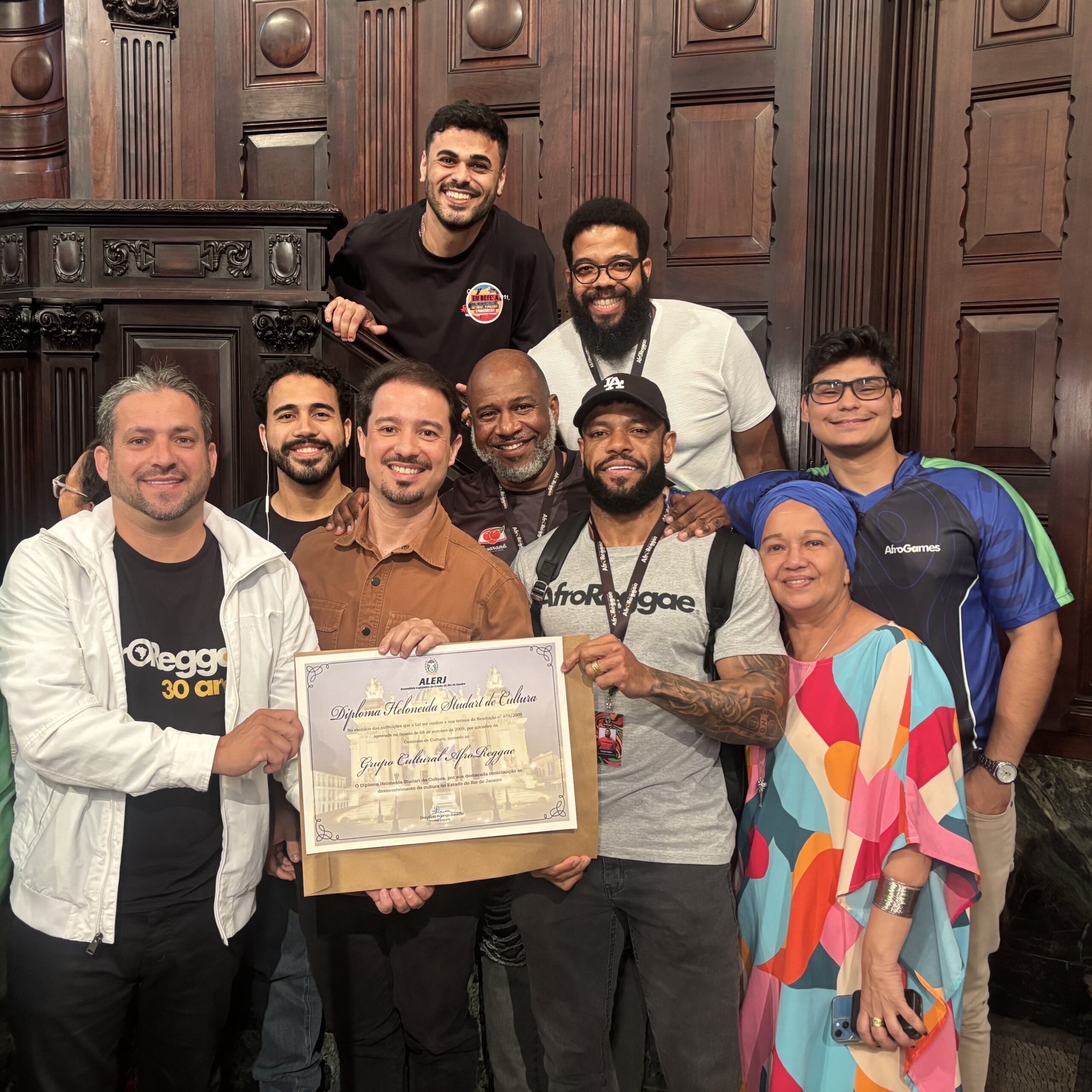 AfroReggae recebe Diploma Heloneida Studart 2025 da Alerj