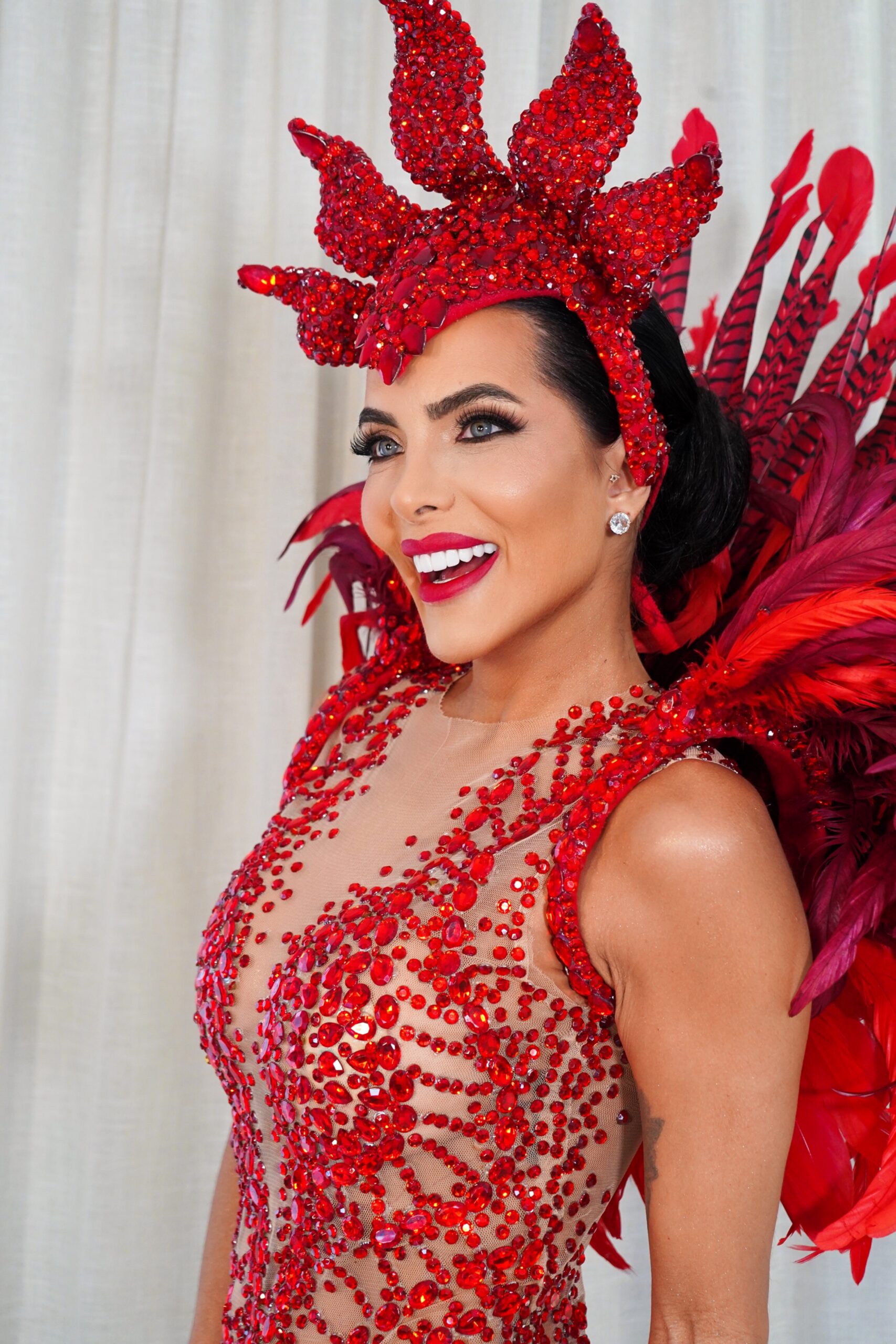 Carla Prata brilha com look exuberante em festa do Carnaval de SP