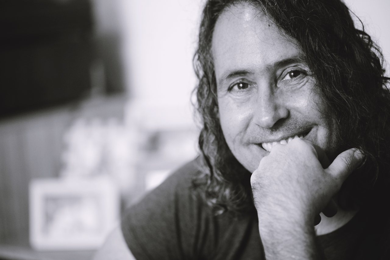 Entrevista:  Deco Fiori, cantor, compositor e instrumentista 