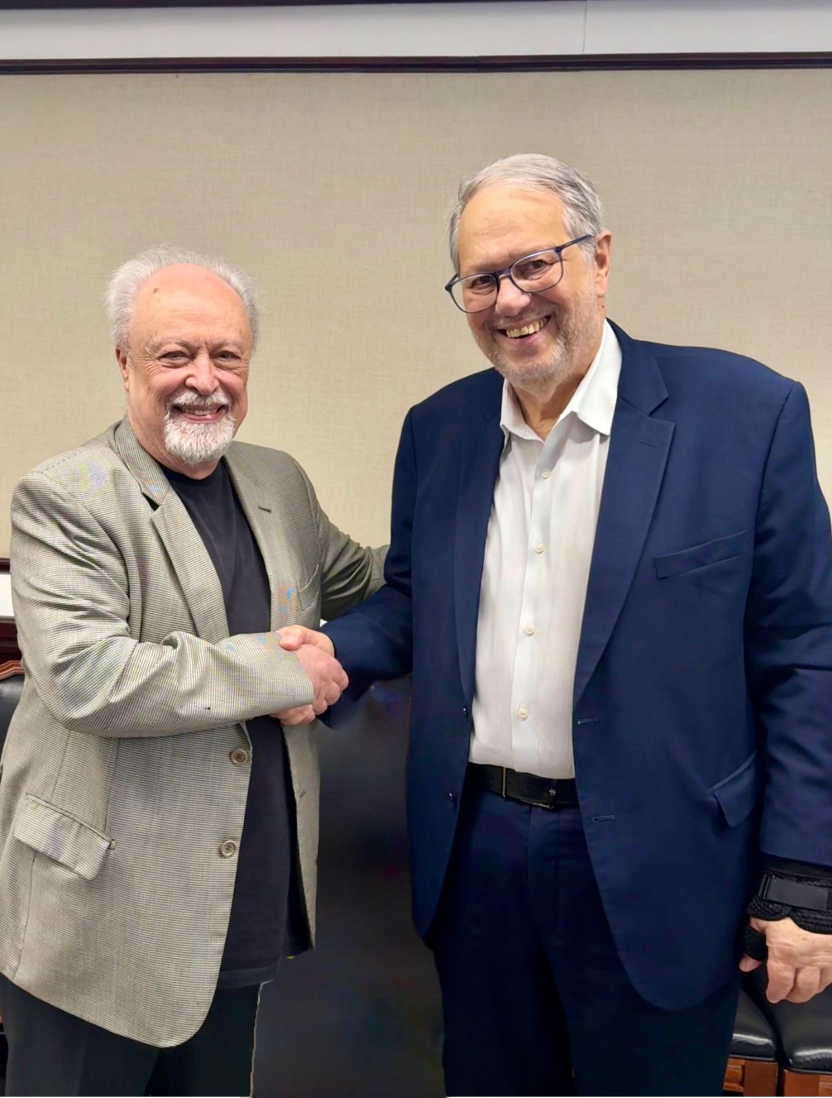 Academia Paranaense de Letras empossa nova diretoria para gestão até 2027