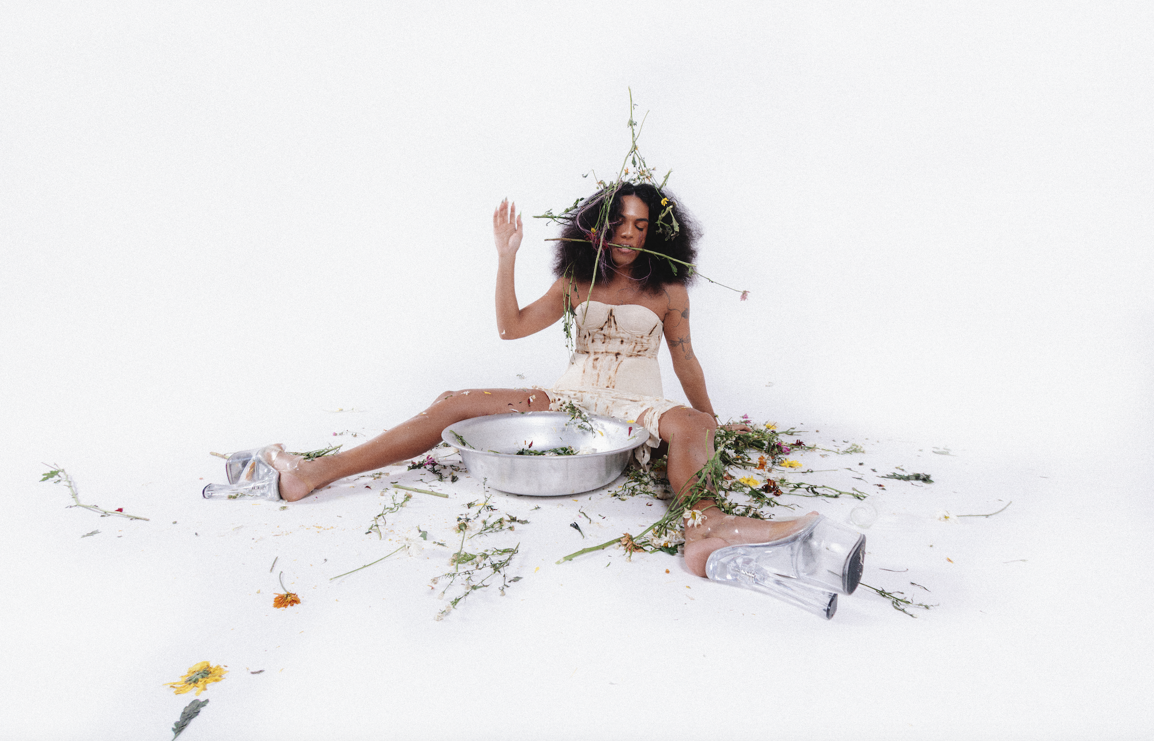 Stella lança A Fim, rito poético e musical