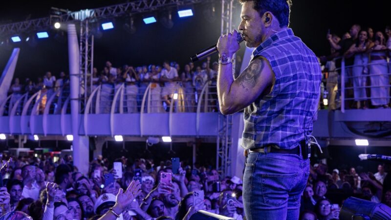 Navio do Zezé chega a Santos após sucesso absoluto