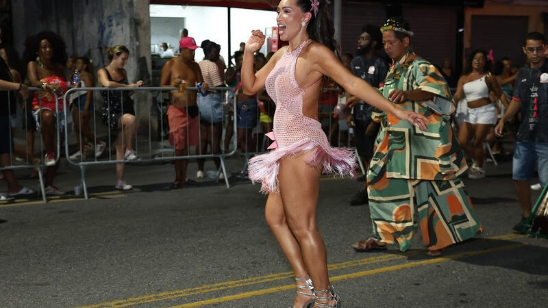 Karinah brilha em ensaio da Mangueira no Rio