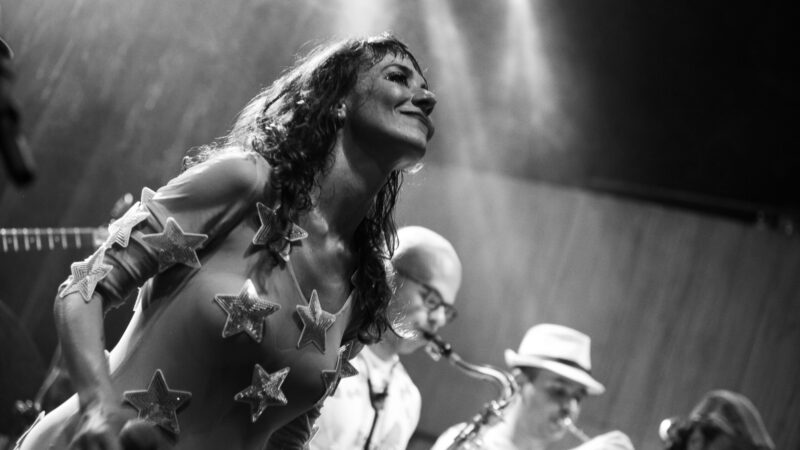 Cortejo do Coisas da Rita homenageia Elza Soares