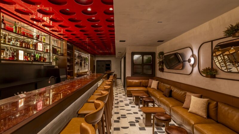 Bar de bartender premiado usa arquitetura para guiar experiência
