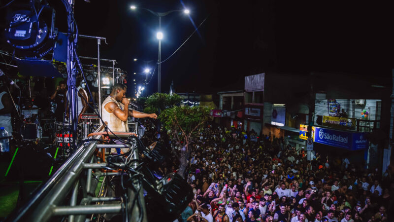 Mais de 100 mil lotam o Carnaval do Aracati 2026