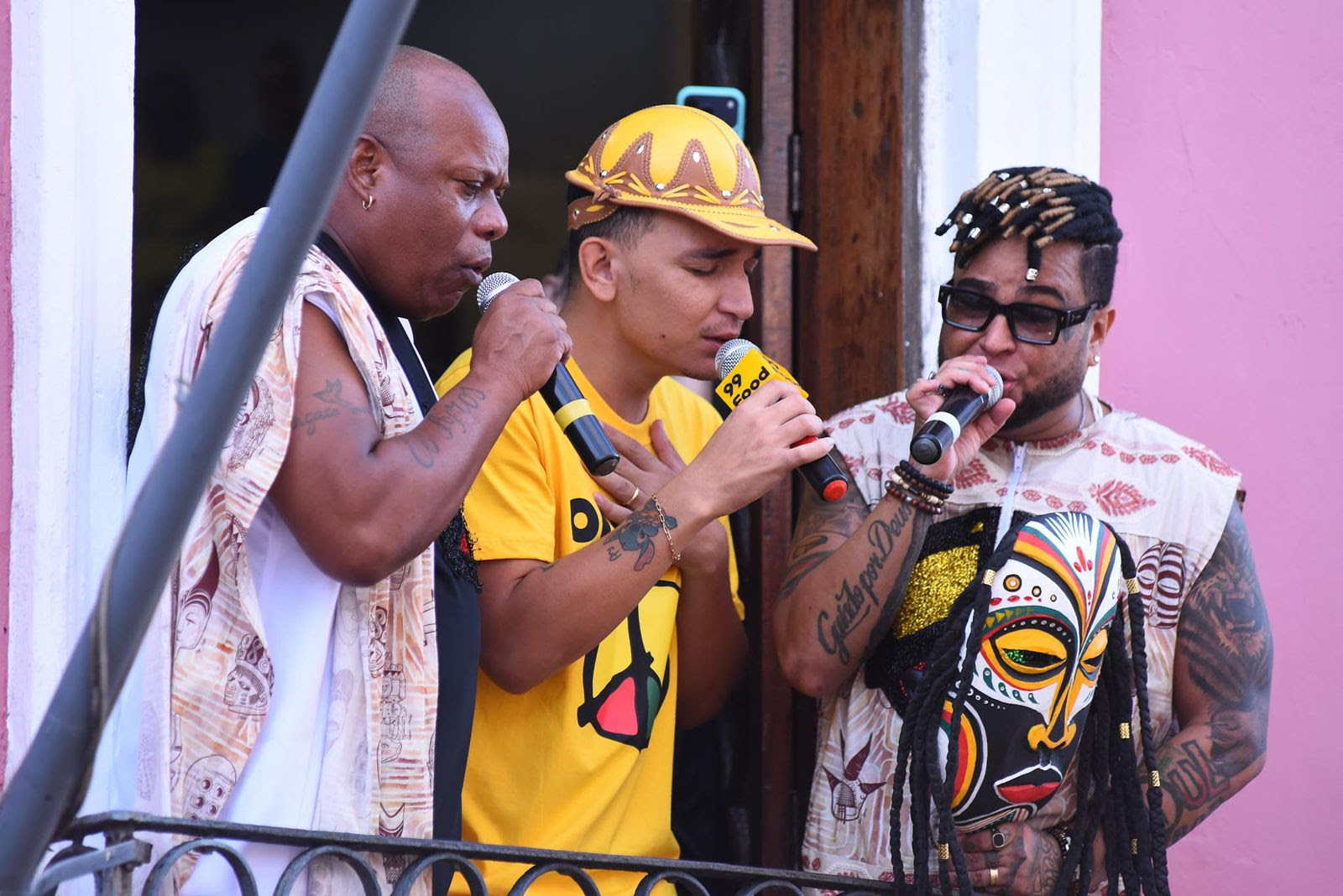 99Food une Olodum e João Gomes no Pelourinho