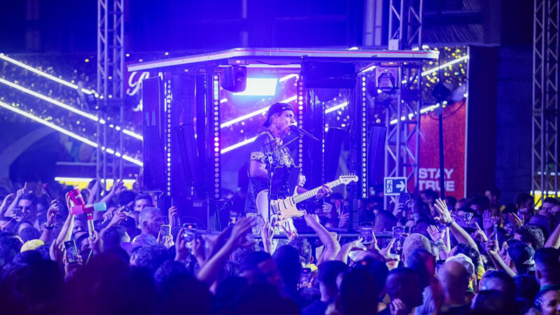 Mini-trio elétrico com Durval Lelys agita camarote