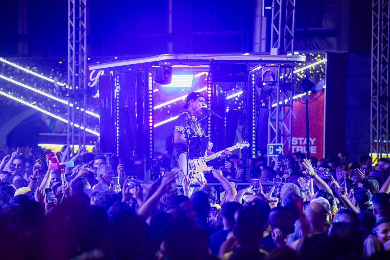 Mini-trio elétrico com Durval Lelys agita camarote