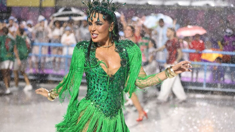 Gardênia brilha sob chuva na Sapucaí