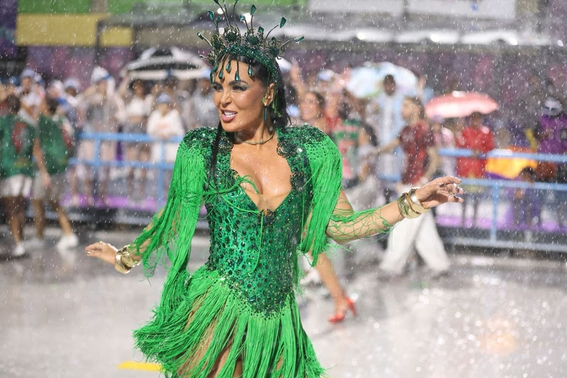 Gardênia brilha sob chuva na Sapucaí