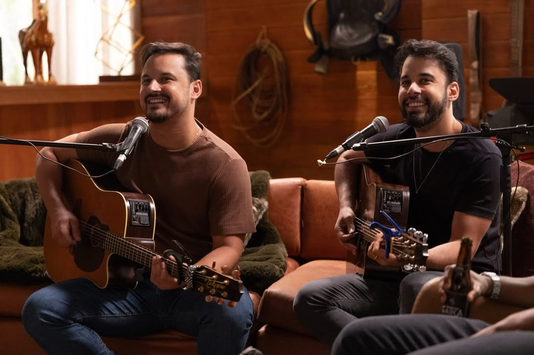 Clayton & Romário estreiam em Coração Acelerado