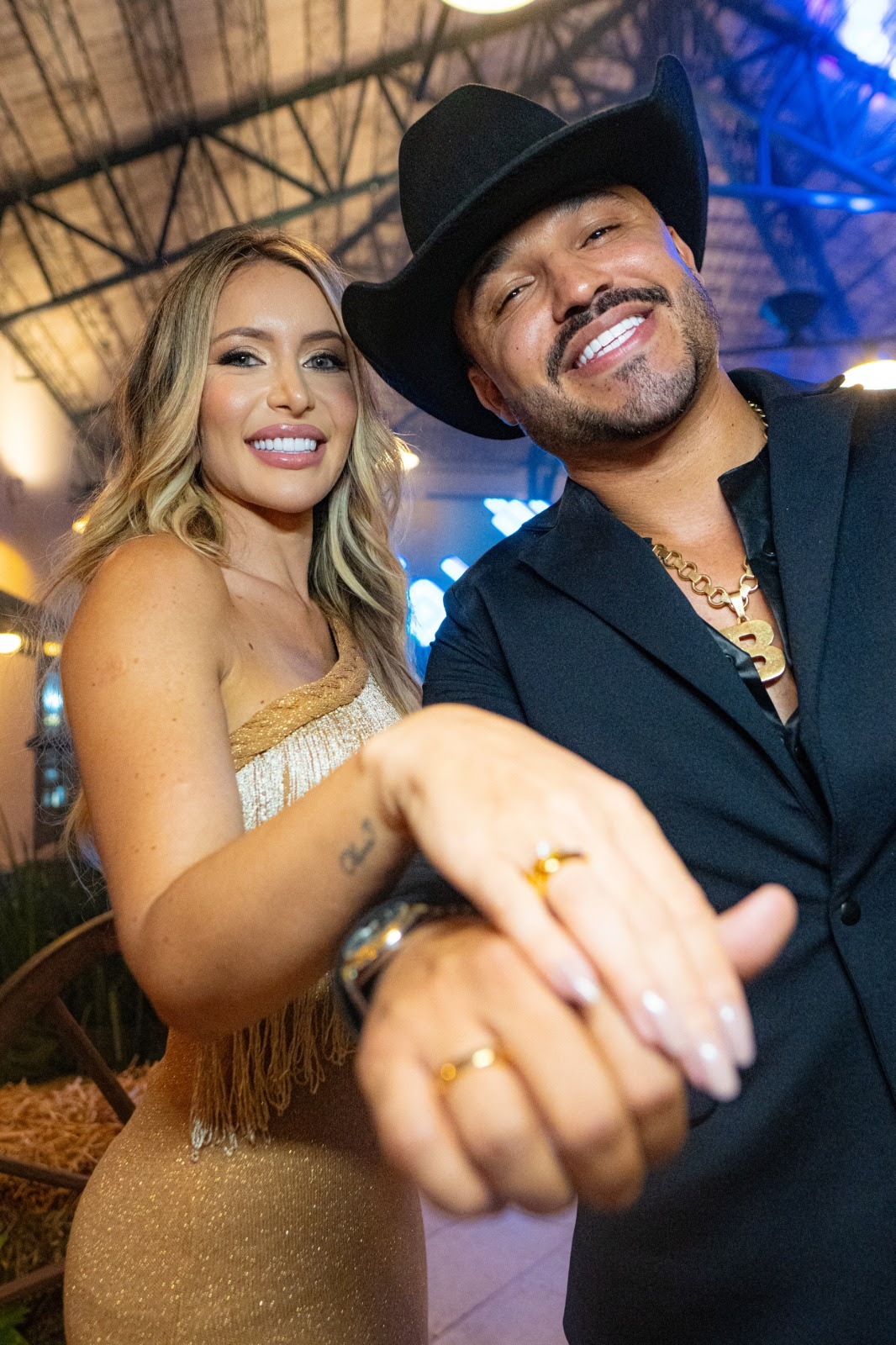 Brenno pede Manu Simoneti em noivado surpresa