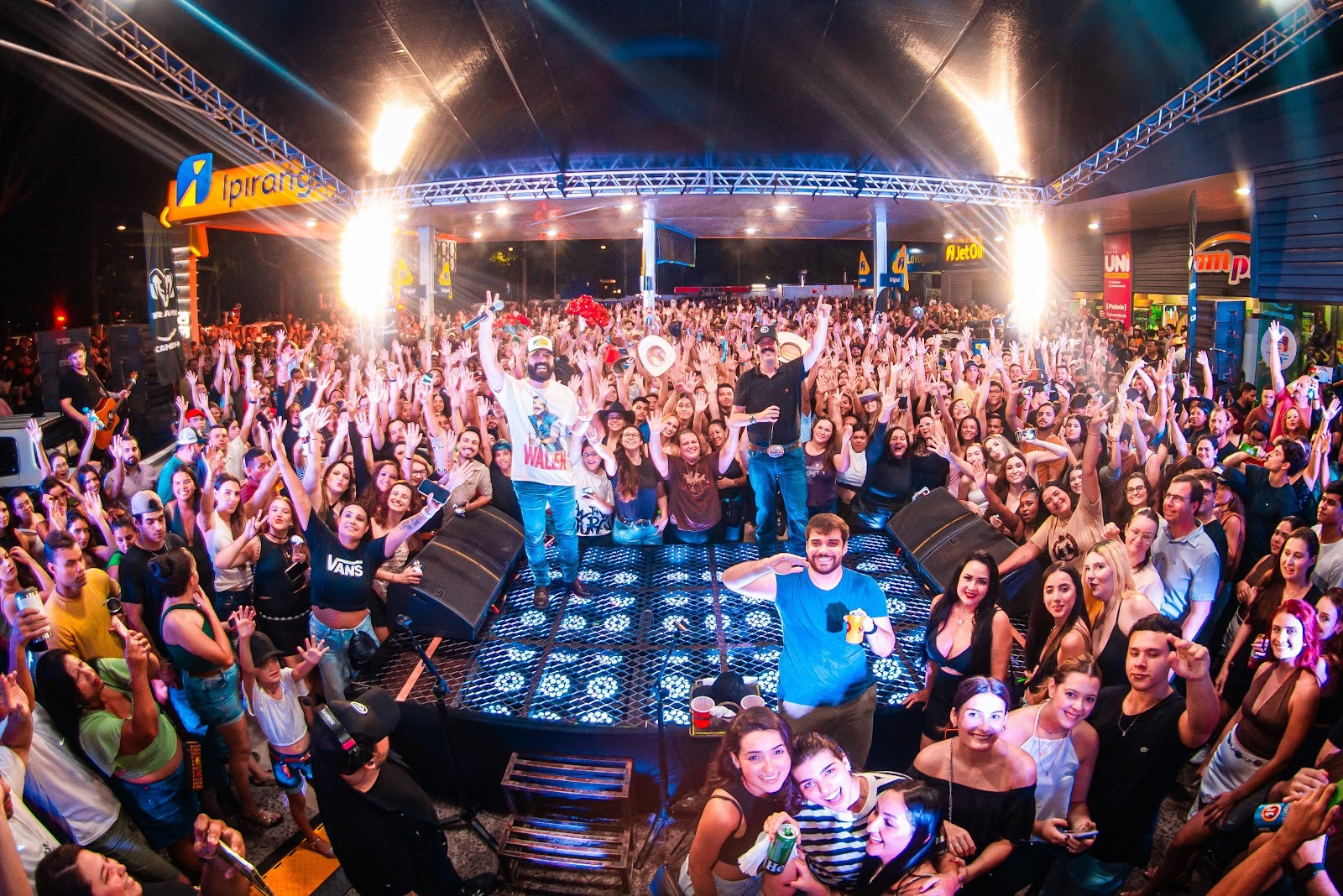 Fiduma & Jeca reúnem 5 mil em show surpresa