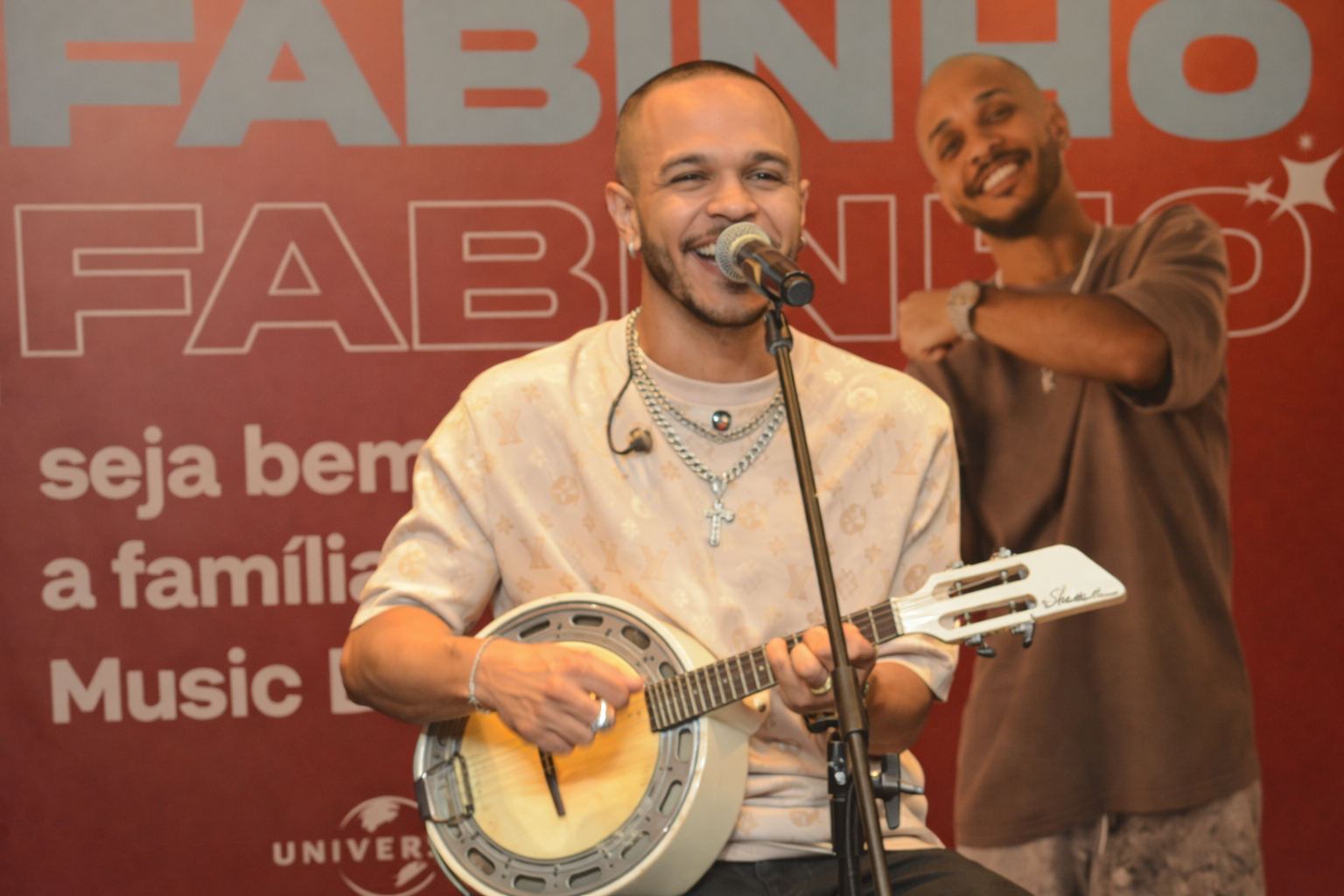 Fabinho assina com a Universal Music Brasil