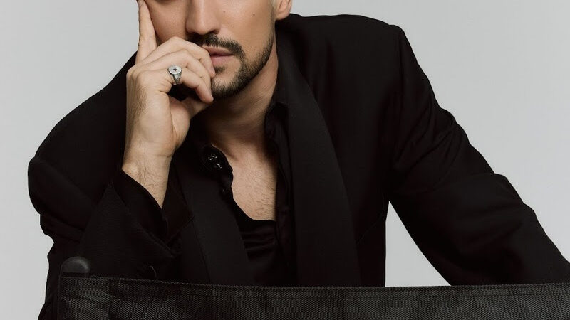 Gabriel Leone estreia visual platinum com TRUSS