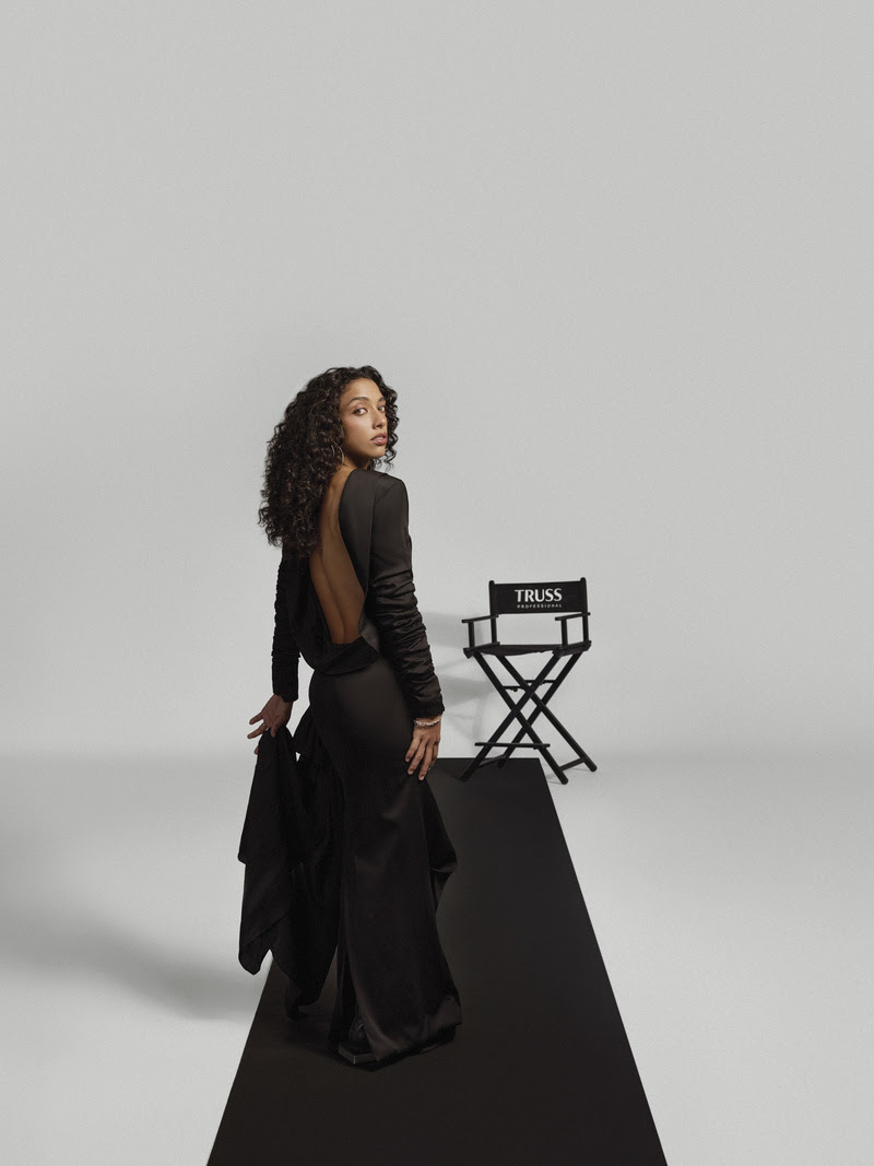 Alice Carvalho adota o tom Absolute Dark para nova personagem