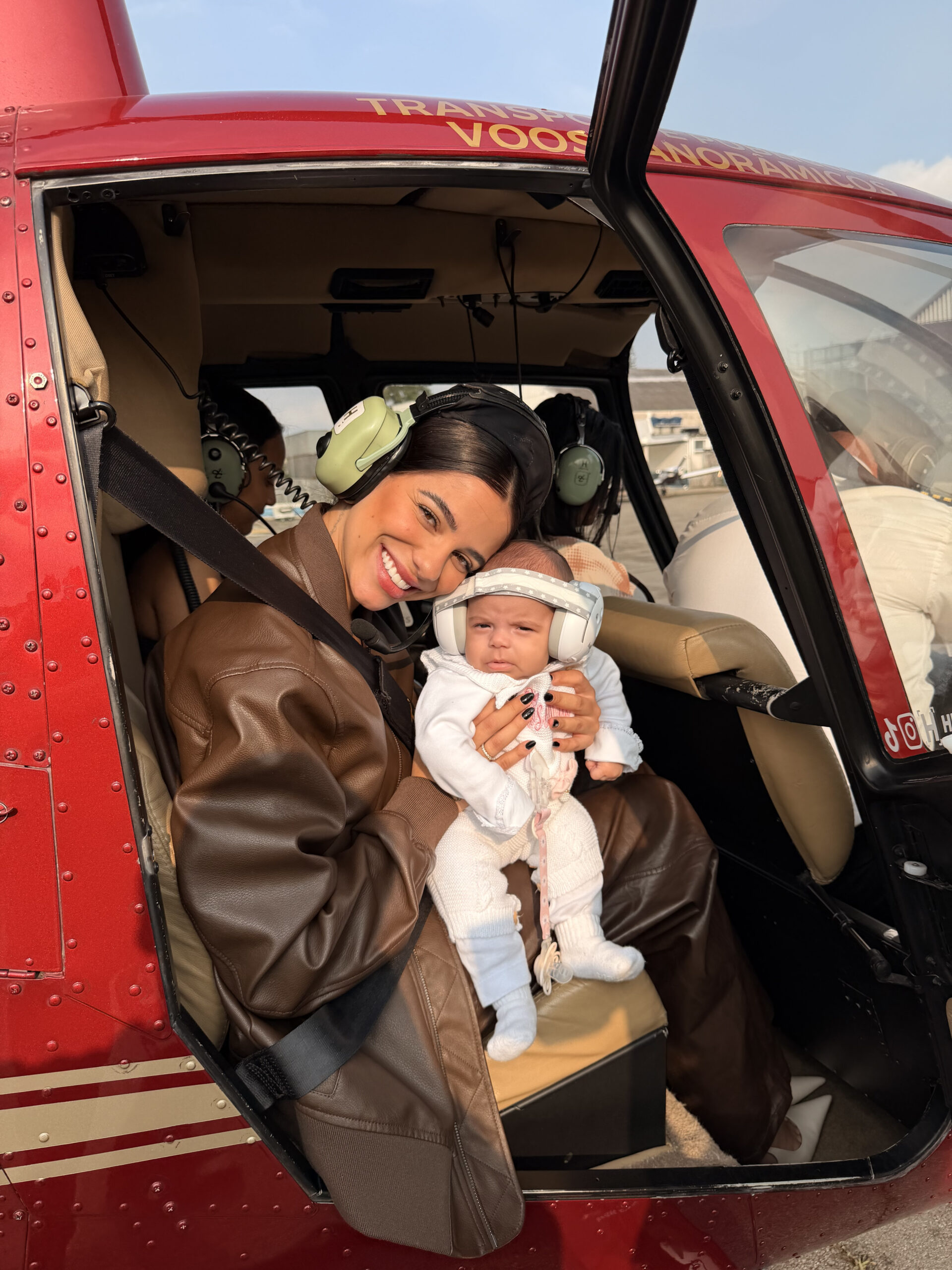 Key Alves faz voo de helicóptero com filha