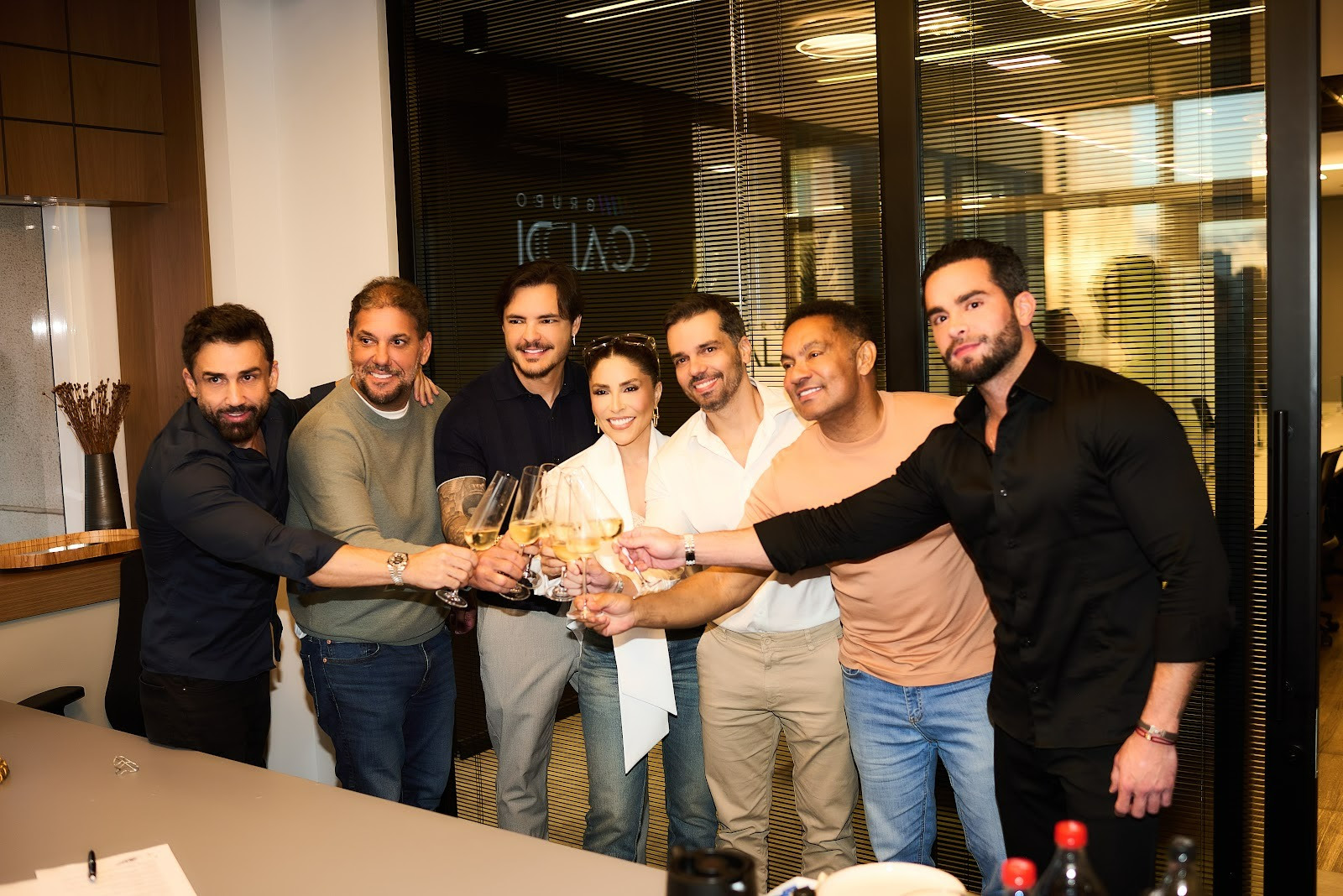 Manu Bahtidão fecha parceria com novos empresários