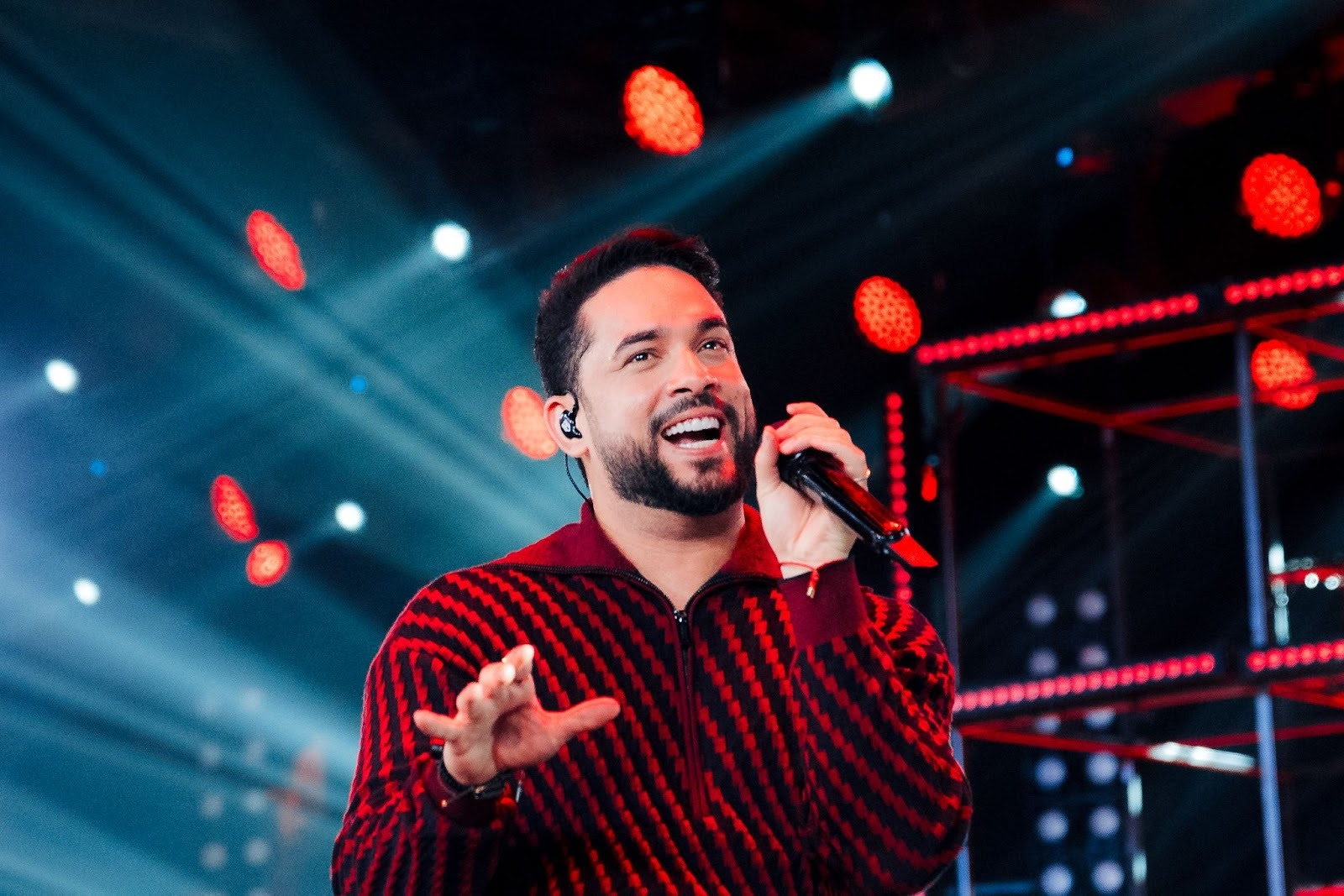 Henry Freitas lança álbum Paralelos completo