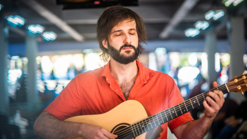 Entrevista: Artur Wais, cantor e compositor