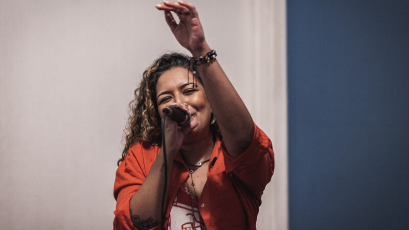 Amanda Mendonça estreia show Xodó em Flor no Rio