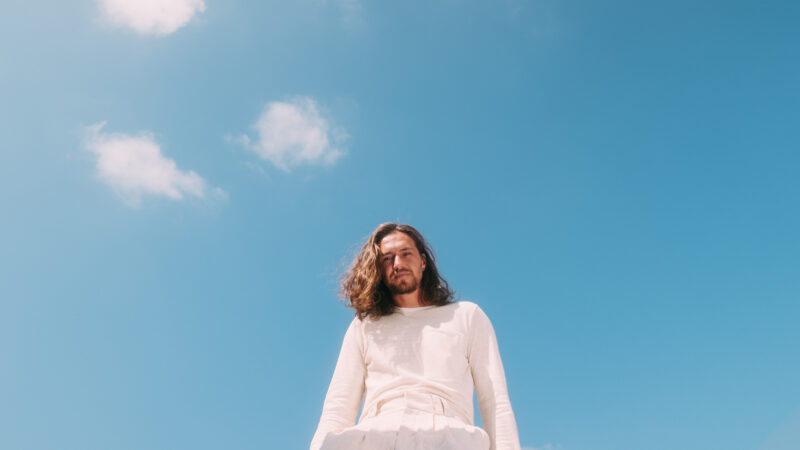 Vitor Kley lança “O Que Sobrou das Pequenas Grandes Coisas” com inéditas e feat com Joyce Alane