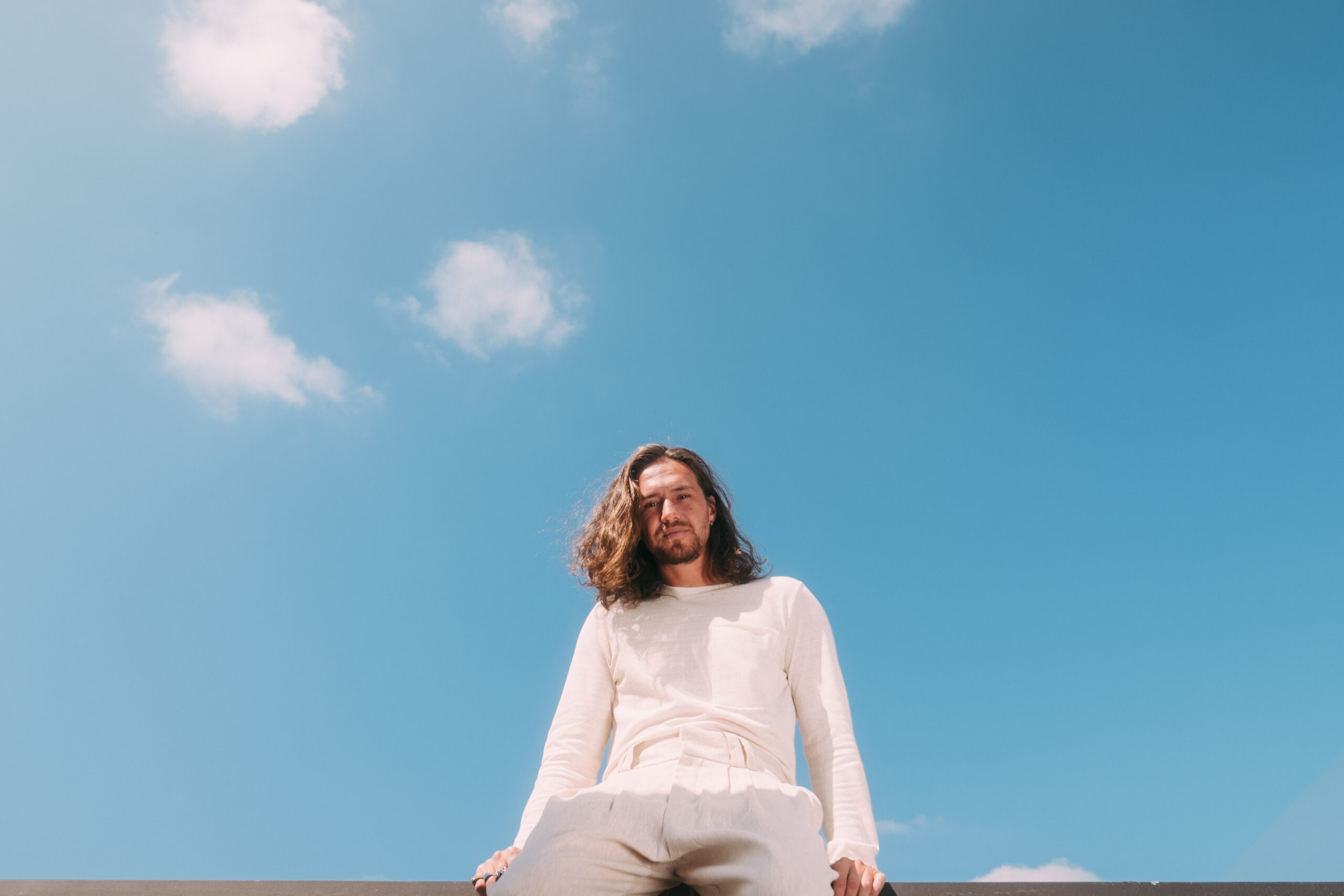 Vitor Kley lança “O Que Sobrou das Pequenas Grandes Coisas” com inéditas e feat com Joyce Alane