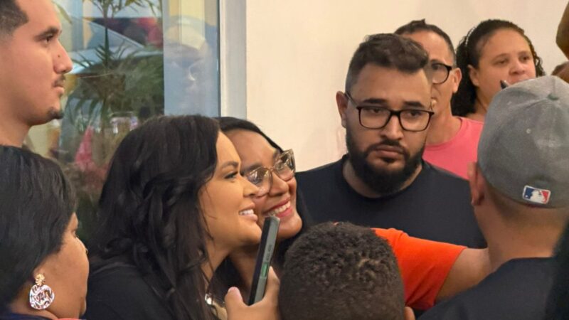 Klessinha arrasta multidão em Salvador durante ação de rádio