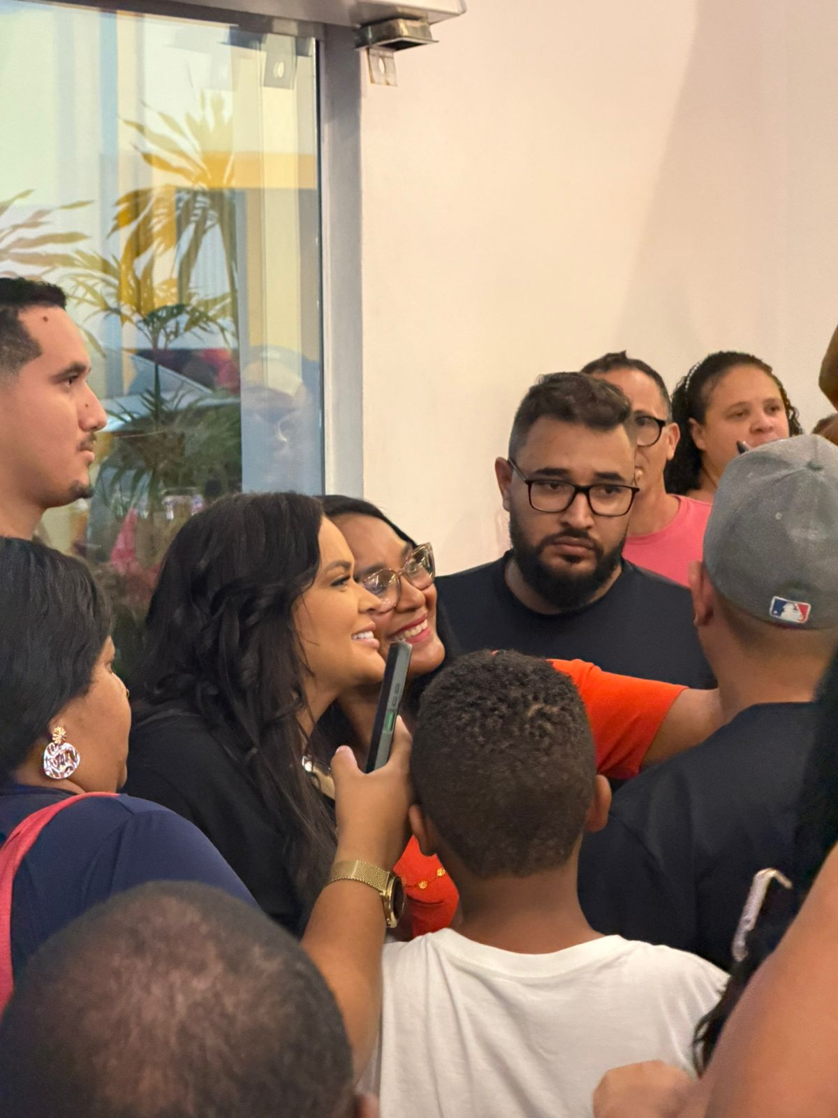 Klessinha arrasta multidão em Salvador durante ação de rádio