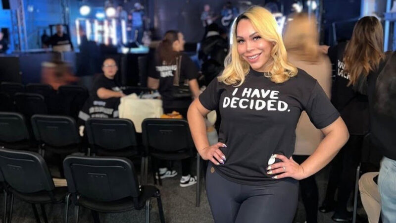 Influenciadora critica pressão sobre transição nas redes