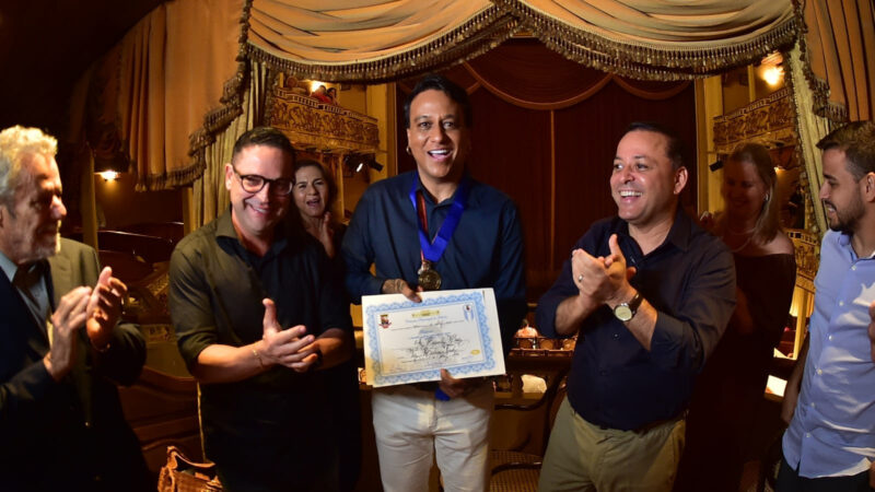 Filho de Tim Maia recebe medalha em Niterói