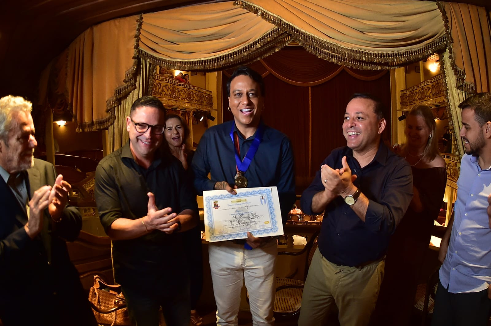 Filho de Tim Maia recebe medalha em Niterói