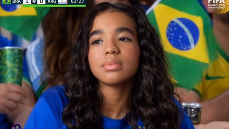 Bianca Frazão viraliza com trend da arquibancada